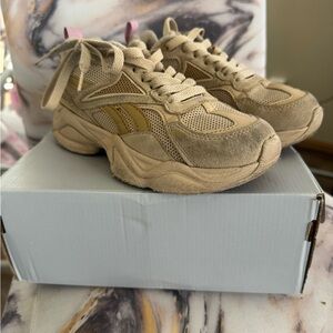 Reebok Kids Sneakers in Tan and Gold